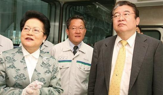 왼쪽부터 이인희 한솔그룹 고문, 조동길 한솔그룹 회장, 조동혁 한솔그룹 명예회장 /조선일보DB