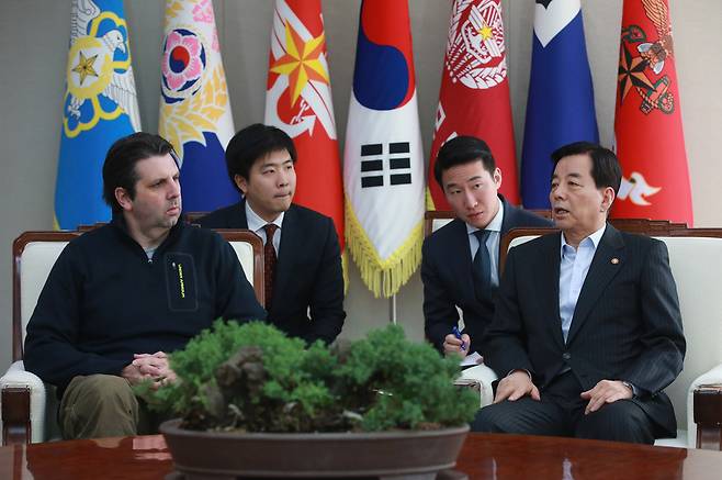 7일 서울 국방부에서 한민구 국방부 장관이 북한의 장거리 미사일 발사에 대응해 커티스 스캐퍼로티 한미연합사령관, 마크 리퍼트 주한 미 대사와 함께 한미 긴급 대책회의를 하기에 앞서 모두발언하고 있다. 2016.2.7 연합뉴스
