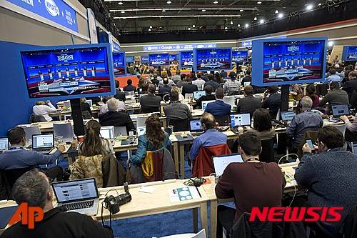 【맨체스터=AP/뉴시스】미국 뉴햄프셔주 맨체스터의 세인트 안젤름대학에서 6일(현지시간) 공화당 대선 경선후보들의 토론회가 진행되고 있는 동안 취재진들이 프레스룸에서 TV스크린을 통해 각 후보들의 발언에 귀기울리고 있다. 2016.02.07