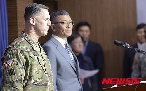 【서울=뉴시스】최진석 기자 = 북한이 예고했던 장거리 미사일을 발사한 7일 오후 서울 용산 국방부 브리핑실에서 류제승 국방정책실장이 토머스 밴덜 주한 미8군 사령관과 북한 장거리 미사일 발사 관련 군사적 대책안 발표를 마친 후 생각에 잠겨 있다. 국방부는 이날 한국과 미국은 북한의 장거리 미사일 발사를 계기로 주한미군 사드 배치를 공식 협의하기로 했고, "사드, 한반도에 배치되면 북한에 대해서만 운영될 것"이라고 밝혔다. 2016.02.07. myjs@newsis.com