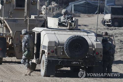 <北미사일 발사> 대기하는 주한미군     (파주=연합뉴스) 임병식 기자 = 북한이 지난달 제4차 핵실험에 이어 한 달여만인 7일 장거리 로켓(미사일)을 발사한 가운데 경기도 파주시 접경지역에서 주한미군 장병이 대기하고 있다. 2016.2.7     andphotodo@yna.co.kr