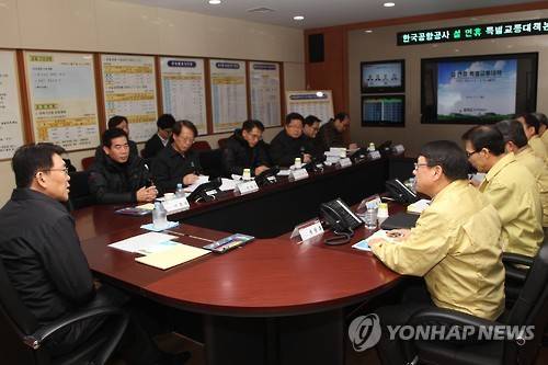 국토부 장관, 설 맞아 공항 현장 점검     (서울=연합뉴스) 강호인 국토교통부 장관은 7일 오전 김포공항과 인천공항을 잇달아 방문해 설 특별수송대책을 현장 점검했다.     강 장관은 먼저 김포공항 내 재난상황실에 설 특송대책을 보고받고 국내선 여객터미널로 이동해 명절에도 쉼 없이 일하는 근무자들을 격려했다. 2016.2.7 << 국토교통부 제공 >>     xyz@yna.co.kr