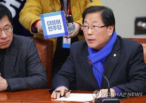 <北미사일발사> 현황보고 하는 윤후덕 더민주 국방위 간사      (서울=연합뉴스) 황광모 기자 = 더불어민주당 국회 국방위 간사인 윤후덕 의원이 북한 미사일 발사와 관련해 7일 오전 국회에서 열린 비대위 선대위 관련 상임위 긴급연석회의에서 국방부에서 전달받은 북 미사일 관련 정보를 보고 하고 있다. 2016.2.7     hkmpooh@yna.co.kr