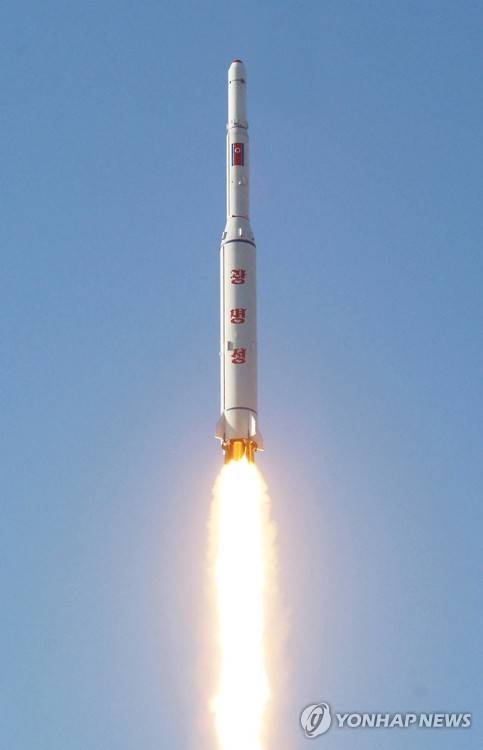 <北미사일 발사> 공중으로 치솟는 로켓     (평양 교도=연합뉴스) 7일 북한 동창리 발사장에서 쏘아 올려진 북한 로켓(미사일)이 상공으로 솟아오르고 있다. 2016.2.7     sewonlee@yna.co.kr