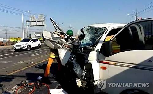 찌그러진 화물차     (평택=연합뉴스) 7일 오전 10시 40분께 경기도 평택시 진위면 비행장사거리에서 시내버스가 1t 화물차량을 들이받아 화물차에 타고 있던 A(36·여)씨와 아들(4)이 숨졌다. 화물차를 운전한 A씨의 남편(36)과 6살·9살 자녀 2명이 다쳐 병원에서 치료를 받고 있다. 경찰은 시내버스가 신호를 위반하고 직진하다가 A씨가 몰던 화물차량 조수석 쪽을 들이받은 것으로 보고 사고차량 블랙박스 분석 등을 통해 정확한 경위를 조사하고 있다. 2016.2.7 <<평택소방서>>     you@yna.co.kr