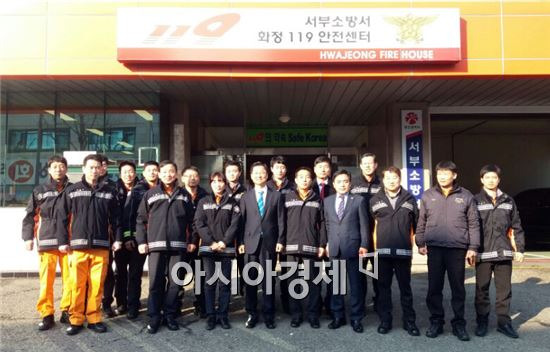 천정배 국민의당 공동대표가  설 연휴 비상근무중인 지역구 소방서와 지구대 등을 방문해 직원들을 격려하고 시민의 안전에 만전을 기해줄 것을 당부했다.