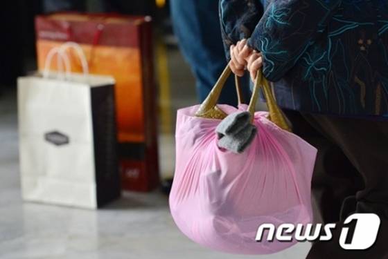 서울 반포동 고속버스터미널에서 서울에 사는 자녀들과 설을 보내기 위해 역귀성한 어르신들이 고향에서 가져온 짐을 들고 터미널을 빠져나가고 있다. 사진은 기사 내용과 관련 없습니다./사진=뉴스1