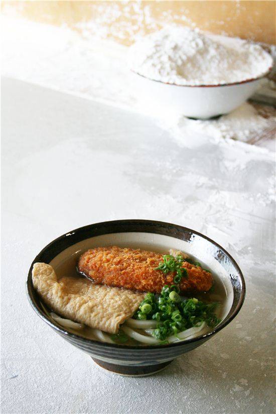 가가와 현은 밀을 생산하기 적합한 기후를 가진 고장이다. 생산량이 많으니 자연스럽게 밀로 만든 음식을 먹게 되었고 우동에 이르러 꽃이 피었다.