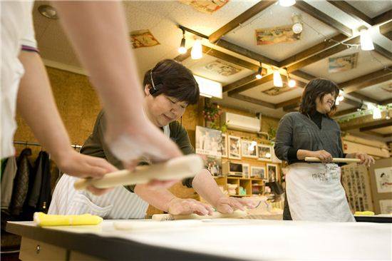 우동 맛은 댄스 실력에서 나온다는 말을 확인할 수 있는 나카노 우동학교의 수업 풍경.