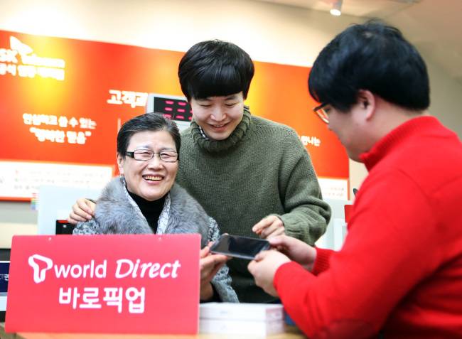 서울 종로구 소재 SK텔레콤 공식인증대리점에서 &lsquo;바로픽업&rsquo; 서비스를 신청한 고객이 휴대폰을 개통하고 있다.