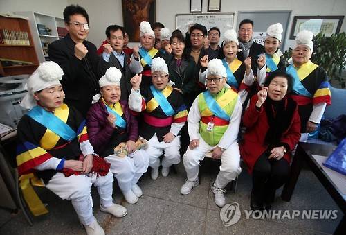 소외된 이웃에 사랑을     (춘천=연합뉴스) 박영서 기자 = 강원 춘천 바나나사랑봉사회 회원들이 지난 7일 오후 요양원에 무료공연을 가기 전 기념촬영을 하고 있다. 이들은 복지 사각지대에 놓인 사회적 약자와 보호대상자들을 찾아 경제적 지원과 자립을 돕는 등 4년째 묵묵히 어려운 지역민에게 이웃사랑을 실천하고 있다. 2016.2.9     conanys@yna.co.kr