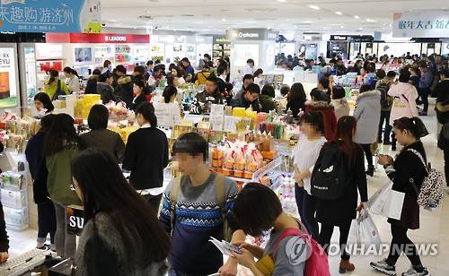 면세점에서 쇼핑 중인 중국인 관광객들 <<연합뉴스 자료사진>>