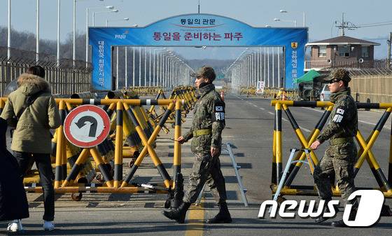 10일 오후 경기도 파주시 통일대교에서 군병력이 통제를 하고 있다. 정부는 이날 오후 북한의 장거리 미사일(로켓) 발사 등 연이은 군사도발과 관련 대북압박 조치로 개성공단 조업을 10일부터 전면 중단하겠다고 밝혔다. 2016.2.10/뉴스1 © News1 박세연 기자