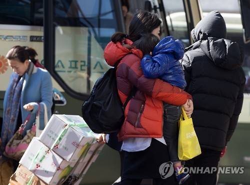 '먼 귀경길 고생하셨습니다'     (서울=연합뉴스) 윤동진 기자 = 설 연휴 마지막 날인 10일 서초구 서울고속버스터미널에서 시민들이 하차장을 나서고 있다. 2016.2.10     mon@yna.co.kr