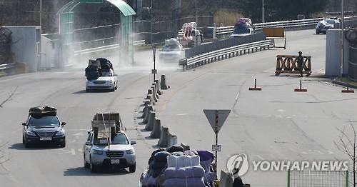 <개성공단 중단> 개성공단 가동 전면중단       (서울=연합뉴스) 정부는 10일 북한의 4차 핵실험과 장거리 미사일 발사에 대응해 개성공단 가동 전면 중단 결정을 내렸다.      정부가 남북관계 최후의 보루로 꼽히던 개성공단의 가동을 중단시키는 초강력 양자 제재 카드를 꺼내 든 것은 북한의 핵·미사일 개발을 용납할 수 없다는 결연한 의지를 표출함과 동시에 유엔 안전보장이사회의 실효적이면서 강력한 대북제재 결의를 끌어내기 위한 포석으로 풀이된다.       사진은 정부가 개성공단 체류인원 전원 철수조치를 내린 2013년 4월 27일 오후 경기도 파주시 경의선 남북출입사무소에서 공단 차량이 귀환하고 있다.    2016.2.10  << 연합뉴스 DB >>     photo@yna.co.kr