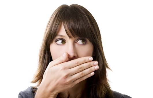 손으로 입을 가린 여성