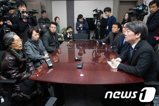 안철수 국민의당 상임공동대표가 12일 서울 여의도 국회 의원회관 자신의 사무실에서 의료사고 피해구제 및 의료분쟁 조정 등에 관한 법률 개정안(일명 신해철법) 공청회 추진을 위한 고 신해철씨의 유족 및 드러머 남궁연씨와 면담하고 있다. 2016.2.12/뉴스1 © News1 유승관 기자