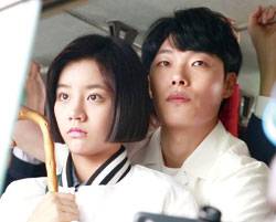 만원버스 안에서 덕선을 보호하는 정환. [사진 tvN]