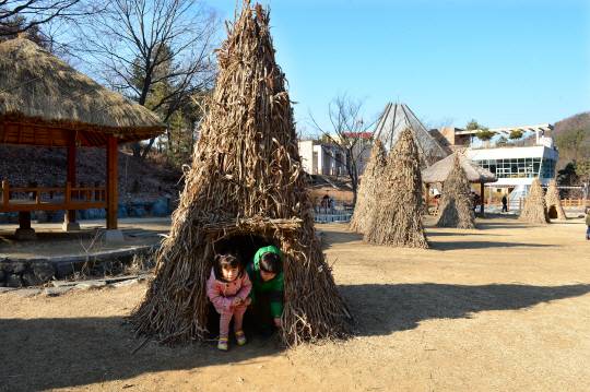 소설 속에서 소년과 소녀가 비를 피했던 수숫단을 재현해 놓았다.