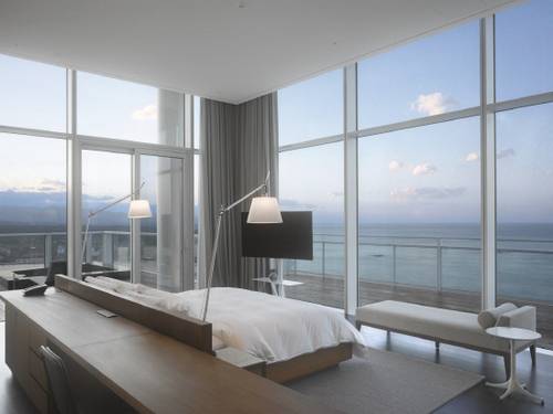 씨마크호텔의 모든 객실 전망은 바다와 호수를 품는다. 객실의 통유리를 통해 지평선 끝까지 펼쳐지는 바다를 온전히 누릴 수 있다.
