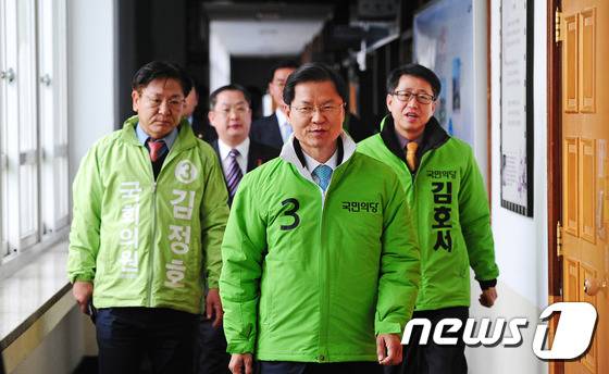 천정배 국민의당 공동대표가 기자회견을 하기 위해 13일 오전 전북 익산시청으로 들어서고 있다.2016.2.13/뉴스1 © News1 김대웅 기자