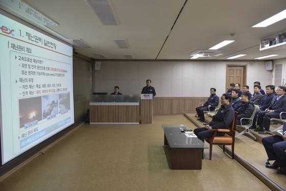 최정호 국토교통부 제2차관이  한국도로공사 교통센터에서 고속도로 비상대응 태세를 보고받고 있다. © News1