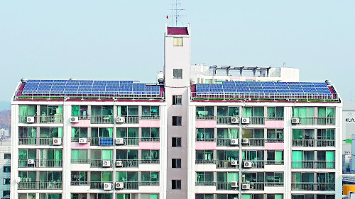 아파트 옥상과 베란다에 태양광발전 시설이 설치된 서울 송파구 거여1단지 전경. 태양광 미니발전소를 설치해 전기요금을 절약하고 환경도 보호하는 아파트 단지들이 늘고 있다. 서울시 제공