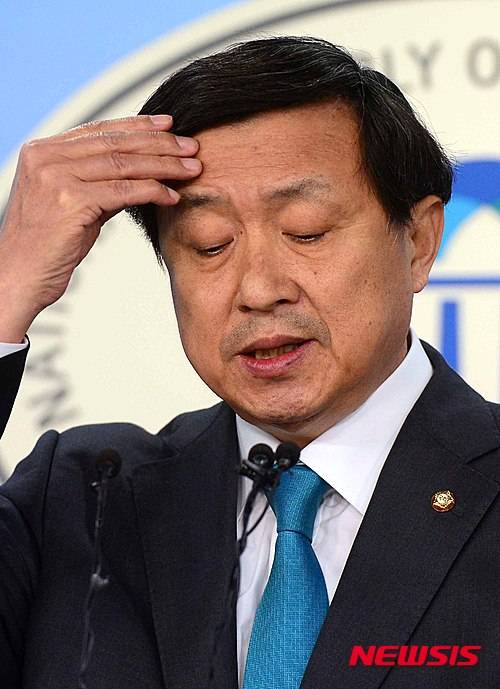 【서울=뉴시스】전신 기자 = 더불어민주당 4선 중진인 신기남 의원이 14일 서울 여의도 국회 정론관에서 기자회견을 열고 탈당을 공식 선언하고 있다. 앞서 신 의원은 '로스쿨 압력 의혹'으로 당 윤리심판원으로부터 당원 자격정지 3개월의 처분을 받았다. 2016.02.14.   photo1006@newsis.com