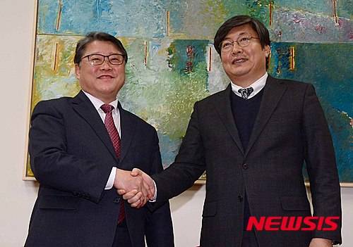 【서울=뉴시스】전신 기자 = 새누리당 조원진, 더불어민주당 이춘석 원내수석부대표가 14일 서울 여의도 국회에서 선거구 획정과 북한인권법 등 쟁점법안 협상을 위한 회동에 앞서 악수를 나누고 있다. 2016.02.14.   photo1006@newsis.com