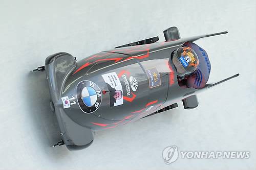 원윤종·서영우, 봅슬레이 선수권 1·2차 7위      (인스브루크<오스트리아> AP=연합뉴스) 13일(현지시간) 오스트리아 인스브루크 인근 이글스 경기장의 2016 국제봅슬레이스켈레톤경기연맹(IBSF) 세계선수권대회에서 원윤종(파일럿)-서영우(브레이크맨)가 2차 시기에 나서고 있다.      1·2차 시기 합계 1분43초51로 34개 출전팀 중 7위에 랭크했으며, 14일 메달 획득에 도전한다.     bulls@yna.co.kr