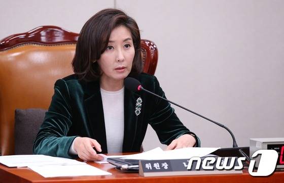 나경원 국회 외교통일위원장이 15일 서울 여의도 국회에서 열린 개성공단 중단 관련 긴급 현안보고에서 발언하고 있다. 2016.2.15/뉴스1 © News1 오대일 기자