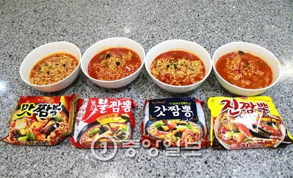 화제의 짬뽕라면 4개를 모두 끓여 나란히 놓아 보았다. 겉으로 봐선 큰 차이가 느껴지지 않는다.