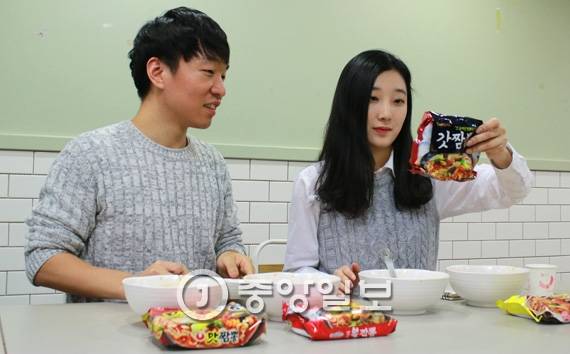 시식에 나선 인턴기자들은 조리된 짬뽕라면을 눈과 코로 먼저 `시식`해봤다. 청양고추와 불향이 조화된 갓짬뽕이 강렬했다.