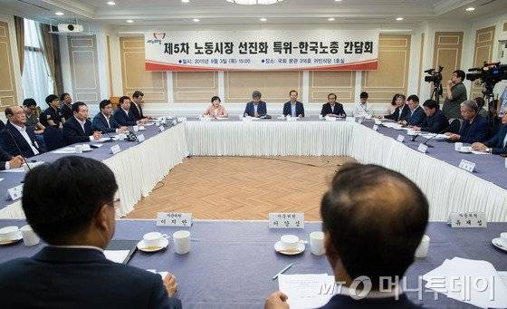 이인제 새누리당 노동시장 선진화 특위 위원장이 지난해 09월3일 서울 여의도 국회 귀빈식당에서 열린 제5차 새누리당 노동시장 선진화 특위-한국노총 간담회에서 모두발언을 하고 있다. 사진=뉴스1.
