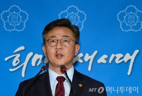 홍용표 통일부 장관이 12일 오전 서울 정부서울청사 브리핑룸에서 개성공단 입주기업 피해 대책 및 정부 성명을 발표하고 있다. /사진=뉴스1