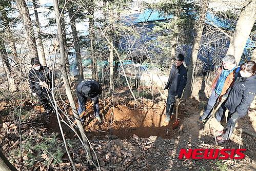 【창원=뉴시스】강승우 기자 = 15일 오후 사회적 공분을 사고 있는 장기 결석 아동 살해 사건과 관련해 경찰이 아이의 시신이 유기된 곳으로 추정되는 경기도 광주시 한 야산을 수색하고 있다. 2016.02.15. (사진= 경남경찰청 제공)   ksw@newsis.com
