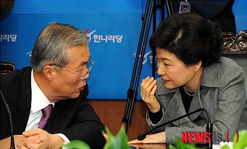 【서울=뉴시스】권주훈 기자 = 30일 오전 서울 여의도 한나라당사 6층 회의실에서 열린 비상대책위원회에서 박근혜 비대위위원장이 김종인 위원과 귀엣말을 나누고 있다.   joo2821@newsis.com