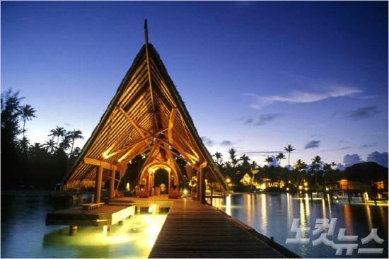 바다위에 지어진 오버워터 방갈로는 언제든지 바다를 접할 수 있는것이 특징이다. (사진=허니문리조트 제공)