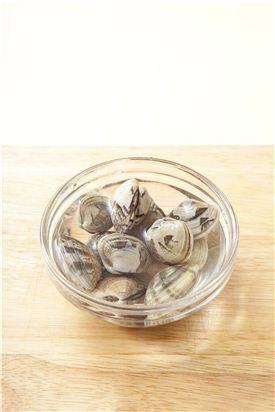 2. 바지락은 연한 소금물에 20분 정도 담가 해감한다.
