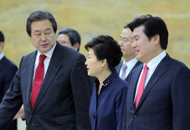 박근혜 대통령이 16일 국회에서 국정 연설을 마친 뒤 김무성(왼쪽) 새누리당 대표와 원유철(오른쪽) 원내대표와 함께 본회의장을 나서고 있다.