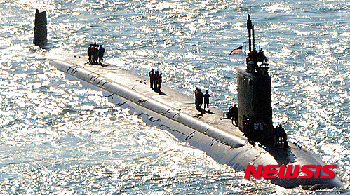 【부산=뉴시스】 하경민 기자 = 16일 오전 미국 해군의 최신예 핵추진 잠수함인 노스캐롤라이나호(7800t급)이 부산 남구 해군작전사령부 부두에 입항하고 있다.    2007년 5월 취역한 노스캐롤라이나호는 버지니아급 공격용 핵잠수함으로, 길이 115ｍ, 승조원은 130여 명이다. 사거리 1250~2500㎞인 토마호크 미사일과 어뢰 등으로 무장하고 있다. 2016.02.16.   yulnetphoto@newsis.com