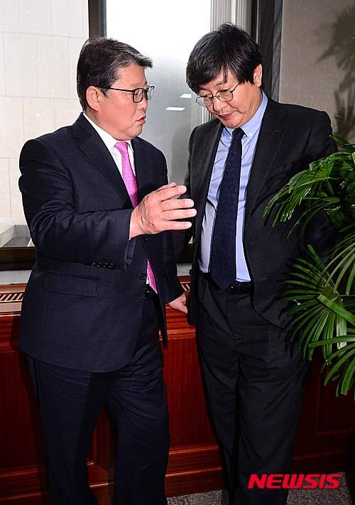 【서울=뉴시스】전신 기자 = 새누리당 조원진, 더불어민주당 이춘석 원내수석부대표가 16일 서울 여의도 국회에서 열린 운영위원회 전체회의 중 회의장 밖에서 대화를 나누고 있다. 2016.02.16.   photo1006@newsis.com