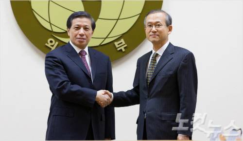 16일 오전 서울 종로구 외교부 청사에서 임성남(오른쪽) 외교부 1차관과 장예쑤이 중국 외교부 상무부부장이 제 7차 한-중 외교차관 전략 대화에 앞서 악수를 하고 있다. (사진=박종민 기자)