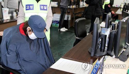 조사받는 경남 고성 '큰딸' 암매장 가담 피의자들     (고성=연합뉴스) 이경욱 기자 = 친어머니 등으로부터 맞은 뒤 방치돼 숨진 '큰딸'의 사체 암매장을 도운 친어머니의 친구 백모(42·여ㆍ오른쪽)·이모(45ㆍ여) 씨가 16일 오후 추가 조사를 받기 위해 경남 고성경찰서 형사계에서 대기하고 있다.