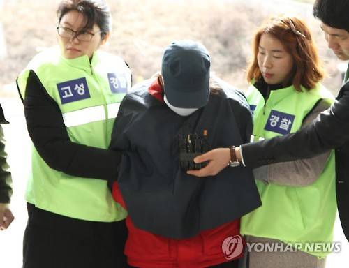 "죄송합니다"...경남 고성 '큰딸' 암매장 가담 피의자 (고성=연합뉴스) 이경욱 기자 = 친어머니 등으로부터 맞은 뒤 방치돼 숨진 '큰딸'의 사체 암매장을 도운 친어머니의 친구 백모(42)씨가 16일 오후 추가 조사를 받기 위해 경남 고성경찰서로 들어오고 있다. 2016.2.16 kyunglee@yna.co.kr