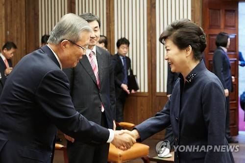 박 대통령과 김종인 대표     (서울=연합뉴스) 박근혜 대통령이 16일 오전 국회 본회의에 앞서 국회의장 접견실에서 열린 여야 지도부 면담에서 더불어민주당 김종인 대표와 악수하고 있다.    << 청와대 제공 >>