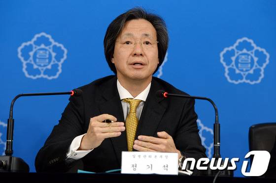 정기석 질병관리본부장이 17일 오전 서울 정부서울청사에서 지카바이러스 감염증 유입 대비 모기 방제 대책 브리핑을 하고 있다. © News1 이광호 기자