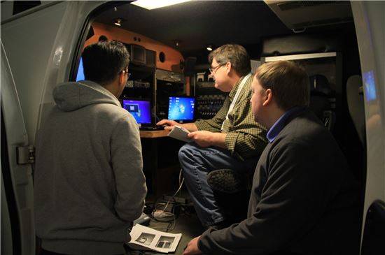 ETRI는 미국 오하오주 클리블랜드시에서 VHF 채널을 통해 ATSC 3.0 필드 테스트를 성공적으로 수행했다고 18일 밝혔다. 사진은 ETRI 연구진이 NAB 연구진과 함께 ATSC 3.0 수신 시스템을 테스트 하고 있는 모습.