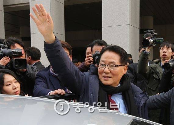 무소속 박지원 의원이 18일 오후 서울 서초구 대법원에서 무죄 취지의 파기환송 판결을 받은 후 법정을 나서던 중 지지자들을 향해 인사하고 있다. 대법원 3부(주심 김용덕 대법관)가 박 의원에 대해 징역 1년에 집행유예 2년, 추징금 3000만원을 선고한 원심 중 유죄부분을 파기하고 사건을 서울고법으로 돌려보내면서 박 의원은 의원직 유지와 함께 4·13 총선에 나설 수 있게 됐다.김경빈 기자