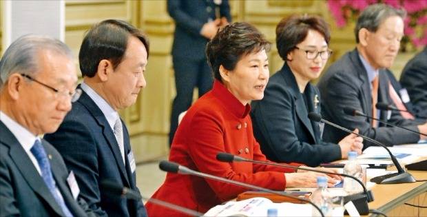 < 박대통령 무역투자진흥회의 주재 > 박근혜 대통령이 17일 청와대에서 제9차 무역투자진흥회의를 주재하고 있다. 박 대통령은 신산업 지원을 위해 규제시스템을 네거티브 방식으로 전환하는 것과 관련, “일단 모두 물에 빠뜨려놓고 꼭 살려내야 할 규제만 살려두도록 전면 재검토하겠다는 취지”라고 말했다. 강은구 기자egkang@hankyung.com